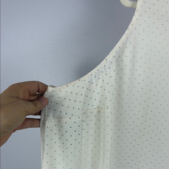 Lane Bryant Cream Sleeveless Blouse with Elegant Design Size 22 - Picture 4 of 12